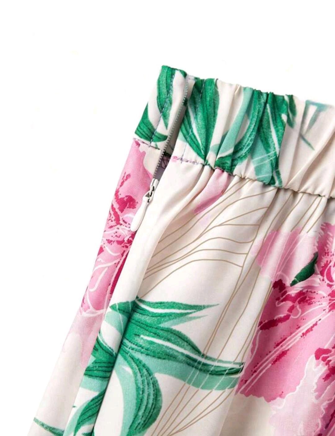 Hermoso set de 2 piezas de falda con estampado floral y blusa color rosa.