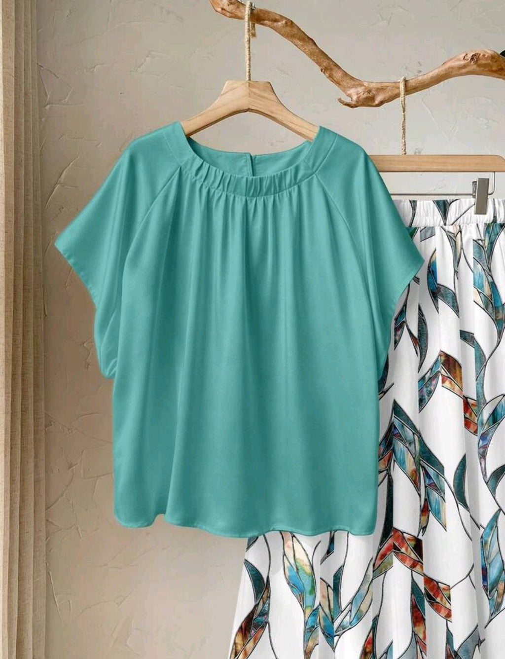 Conjunto de 2 piezas de blusa de manga raglán de unicolor y minifalda con estampado total, adecuado para vacaciones, talla grande para mujer.