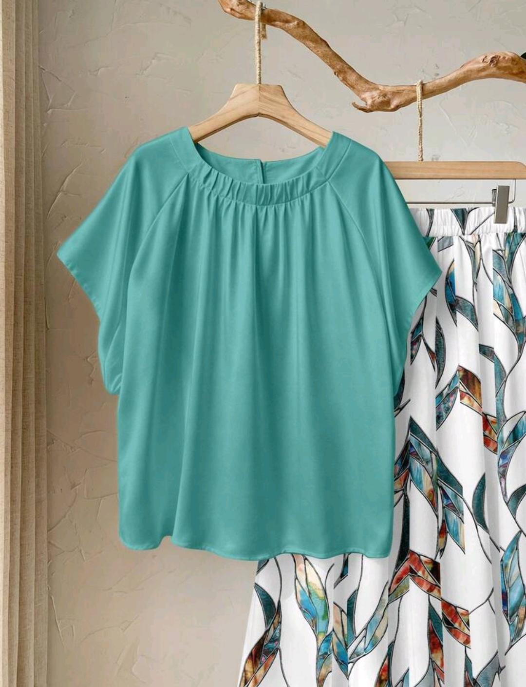Conjunto de 2 piezas de blusa de manga raglán de unicolor y minifalda con estampado total, adecuado para vacaciones, talla grande para mujer.