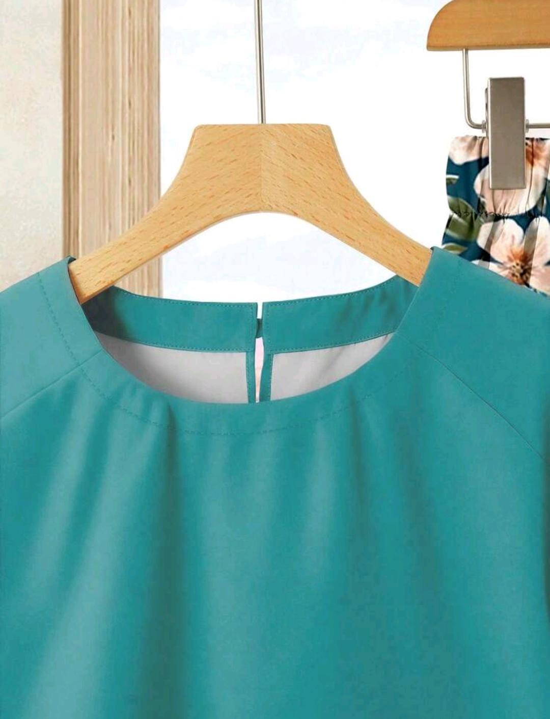 Vista frontal del conjunto turquesa medio con falda floral