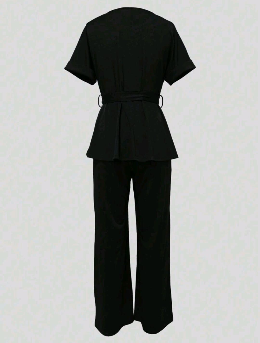 Conjunto informal de dos piezas para mujer, compuesto por una blusa de manga corta elegante y monocromática con tirantes de lazo y pantalones anchos de cintura alta, color negro