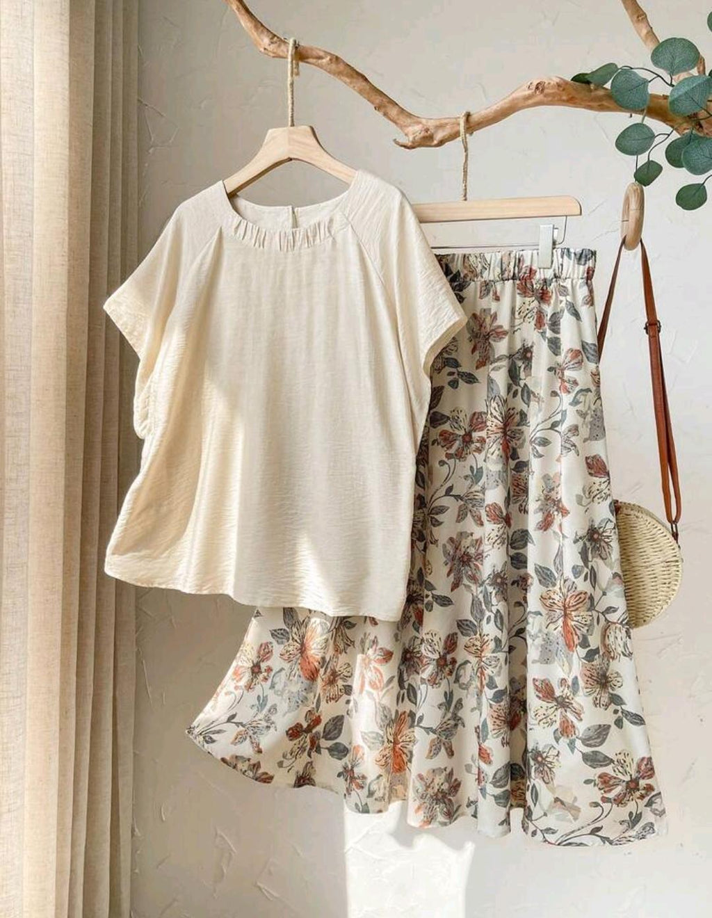 Conjunto de 2 piezas para mujer talla grande, beige, verano, para fiesta, invitada de boda y vacaciones, top casual liso holgado y falda con estampado floral, conjunto de ropa de vacaciones.