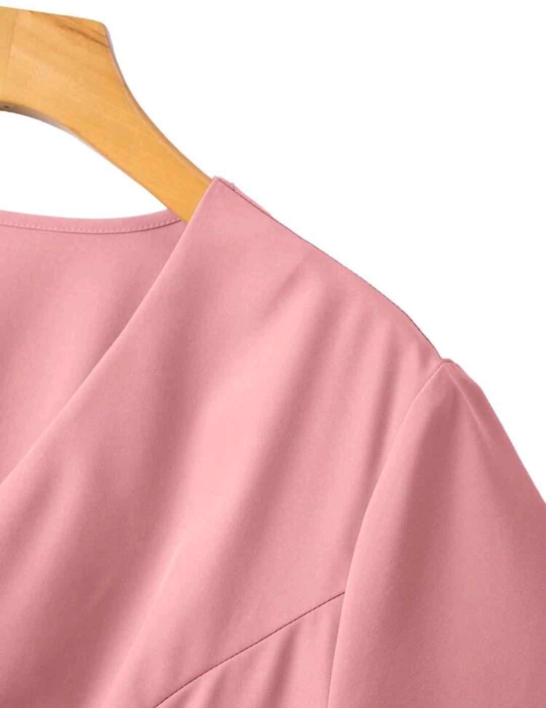 Hermoso set de 2 piezas de falda con estampado floral y blusa color rosa.