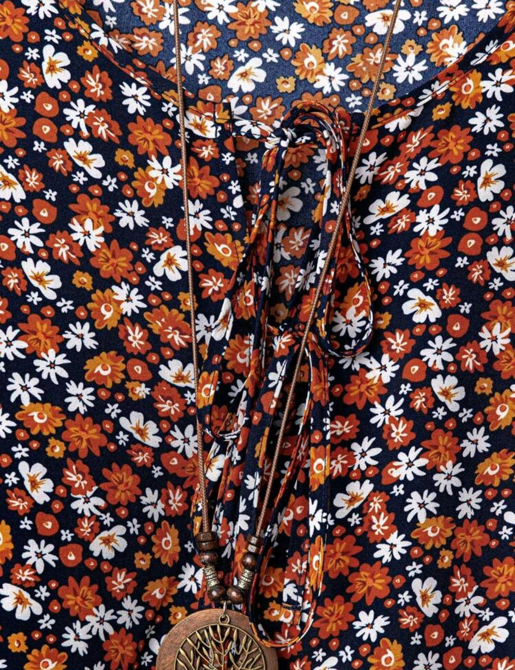 Conjunto de camisa casual con nudo delantero con estampado floral pequeño y pantalón de pierna ancha de un solo color para mujer de talla grande