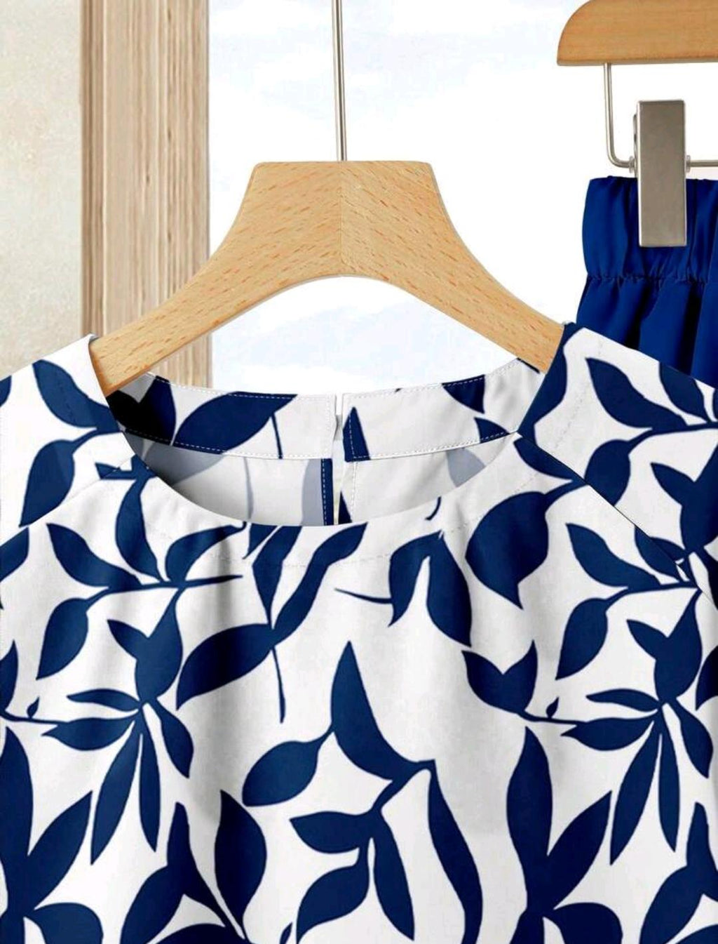 Set de 2 piezas: Blusa de manga corta con estampado de silueta de hojas y falda larga azul sólida a juego, conjunto de vestir de verano para vacaciones.