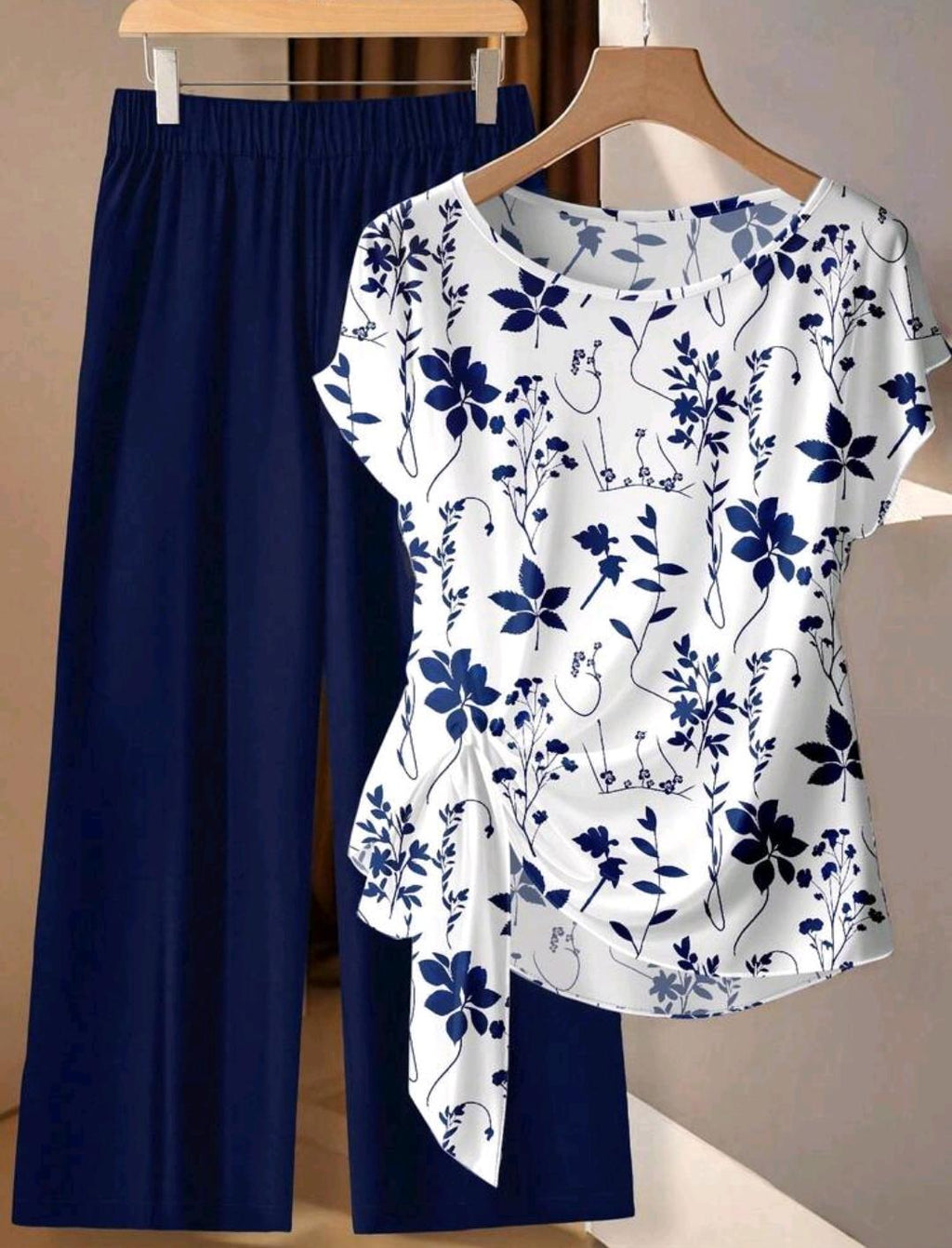 EMERY ROSE Conjunto de 2 piezas de camisa con nudo delantero y pantalones con estampado floral azul y blanco.