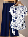 EMERY ROSE Conjunto de 2 piezas de camisa con nudo delantero y pantalones con estampado floral azul y blanco.