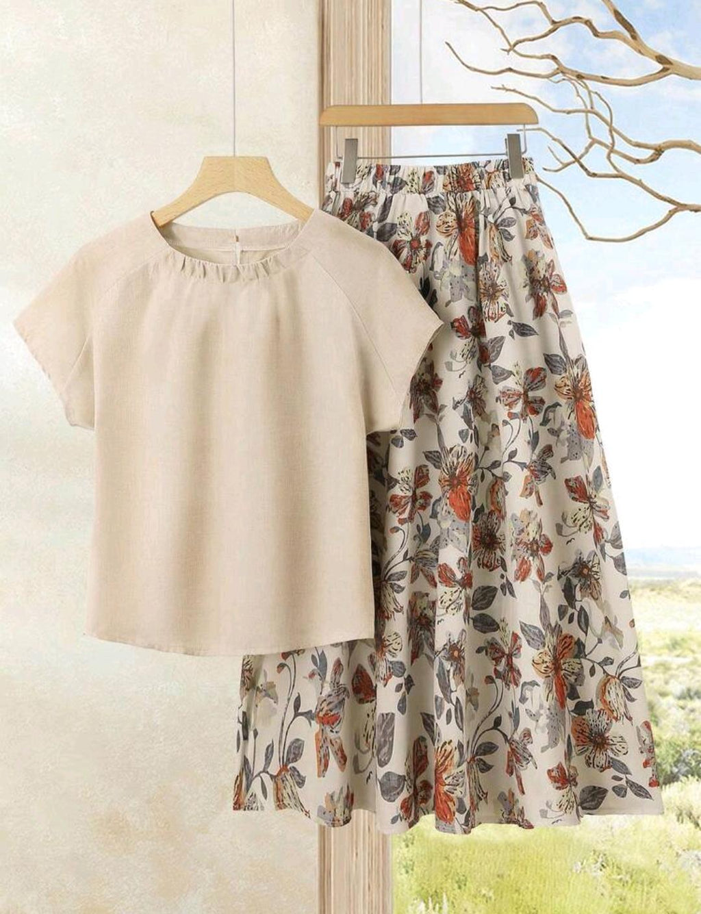 Conjunto de 2 piezas para mujer talla grande, con blusa unicolor y falda con estampado floral en tonos beige.