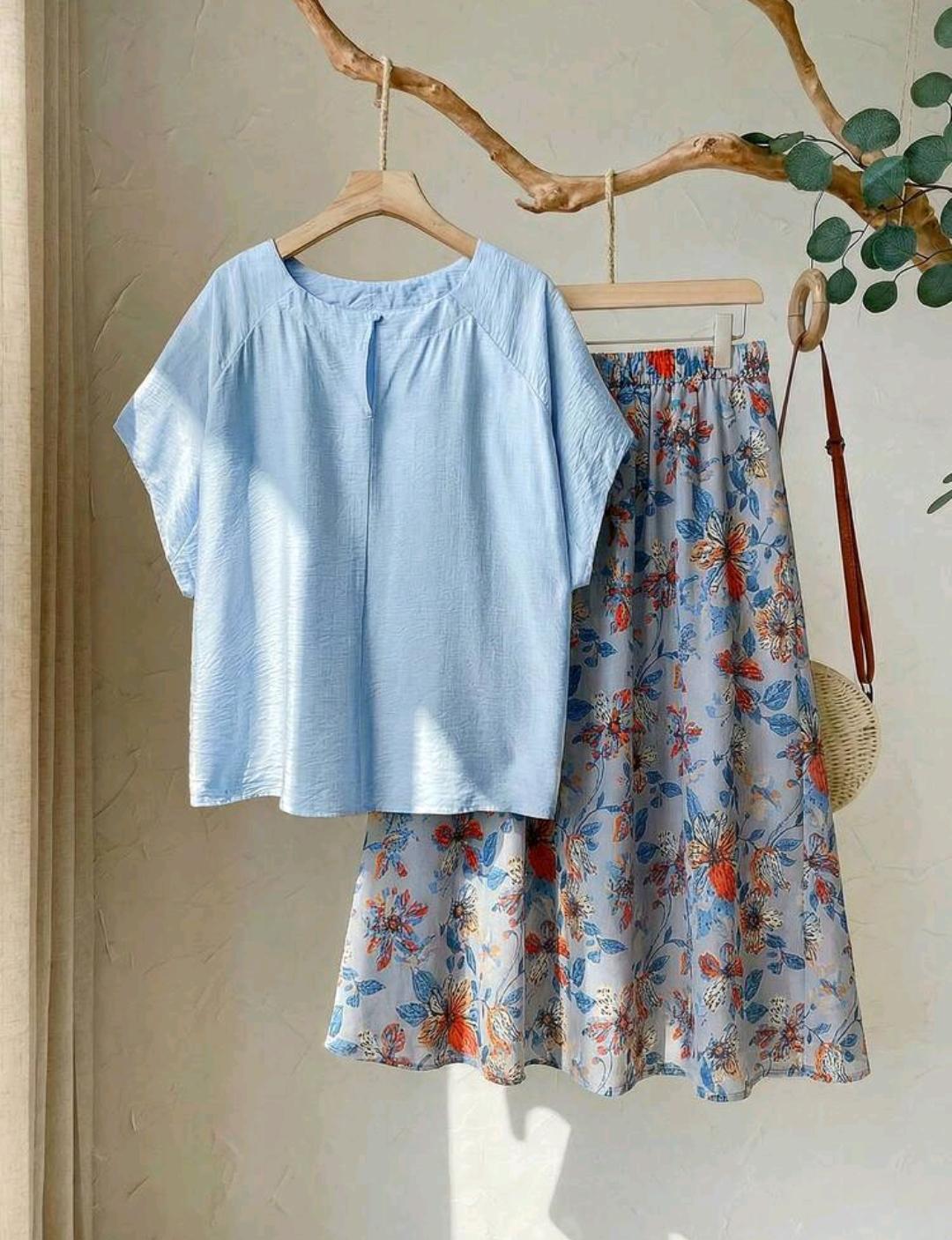 Conjunto de 2 piezas para mujer talla grande, top de manga corta plisado de color azul claro y falda con estampado floral, estilo bohemio de verano, para vacaciones, picnics y días festivos.