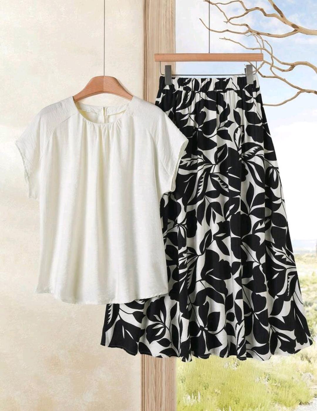 Conjunto de 2 piezas de blusa de manga corta de unicolor y falda con estampado floral para mujer.