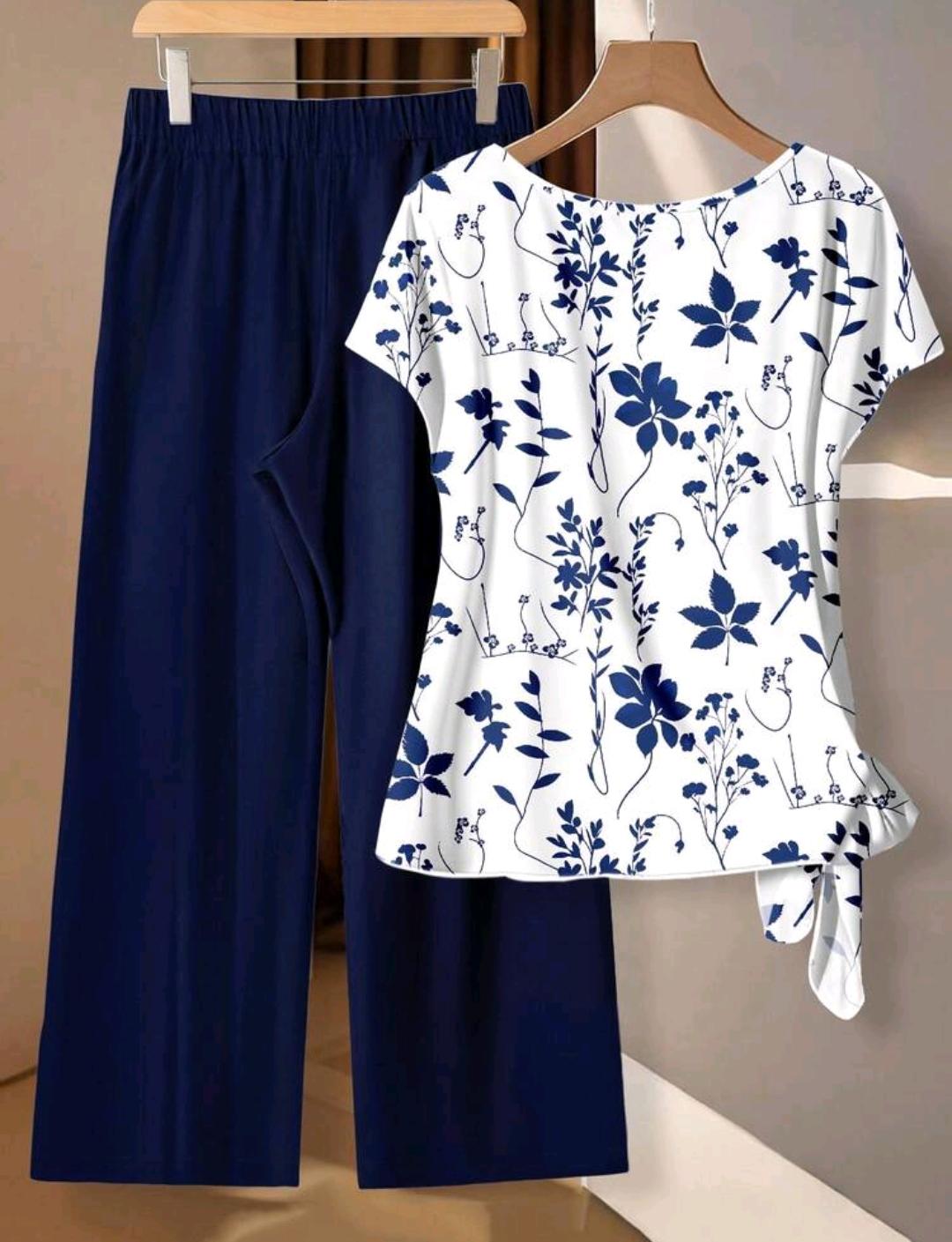 EMERY ROSE Conjunto de 2 piezas de camisa con nudo delantero y pantalones con estampado floral azul y blanco.