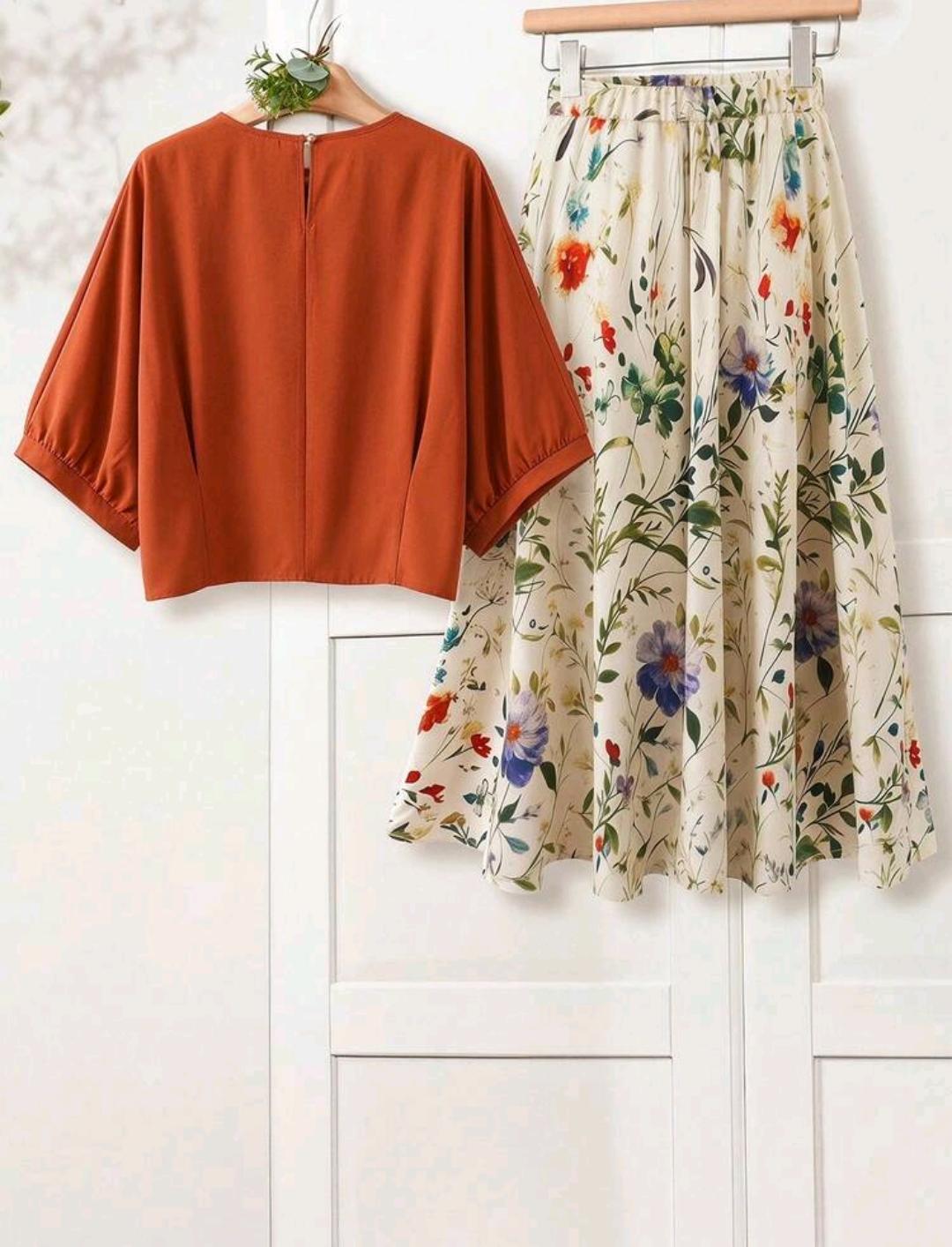 EMERY ROSE Conjunto de 2 piezas talla grande para mujer: Blusa de manga murciélago de unicolor y falda con estampado floral.