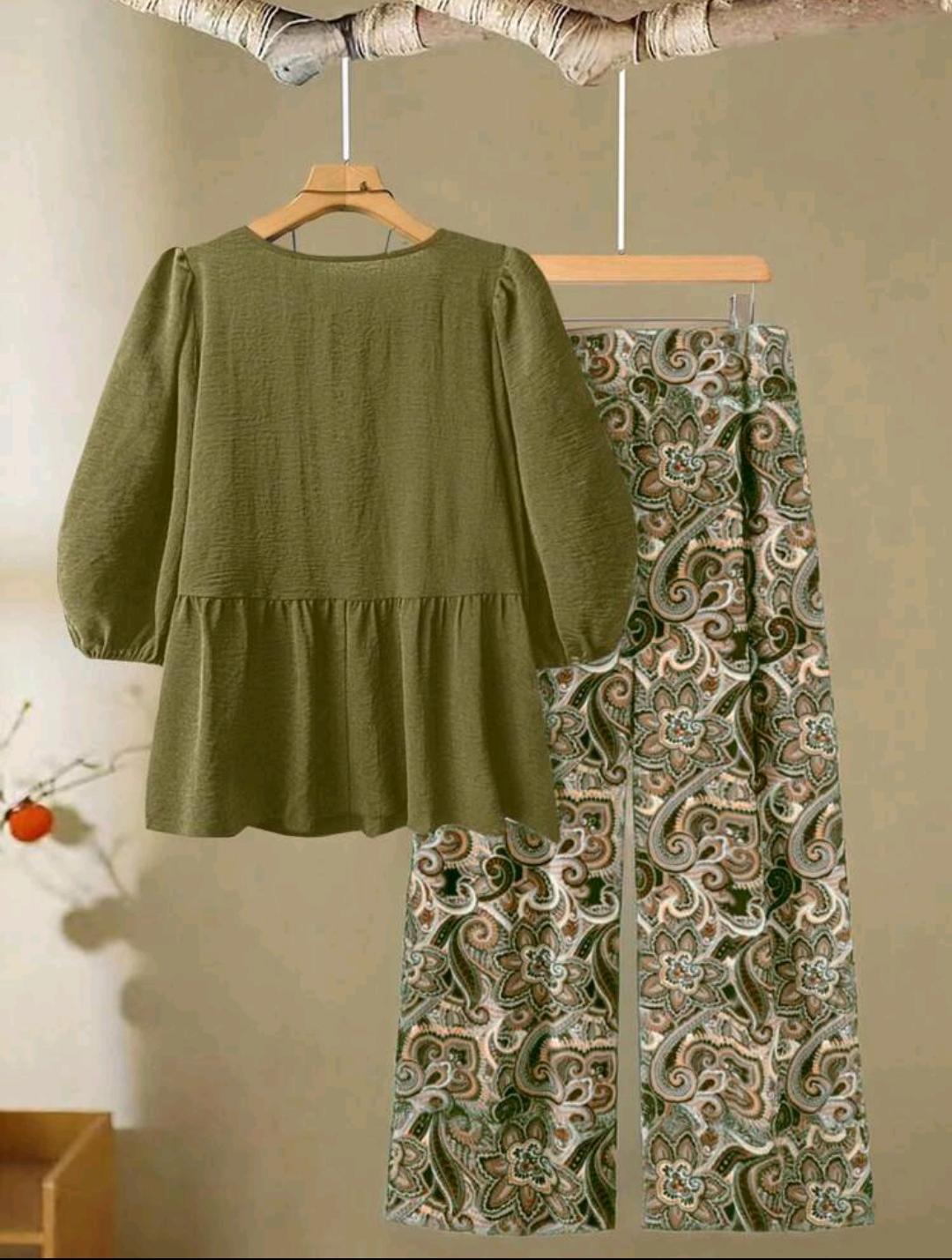 Conjunto informal de 2 piezas de blusa con nudo delantero y pantalones de pierna ancha estampados para mujer de talla grande.