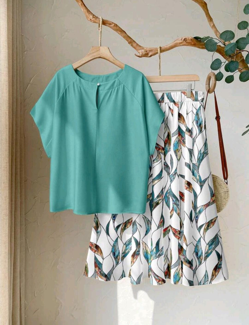 Conjunto de 2 piezas de blusa de manga raglán de unicolor y minifalda con estampado total, adecuado para vacaciones, talla grande para mujer.