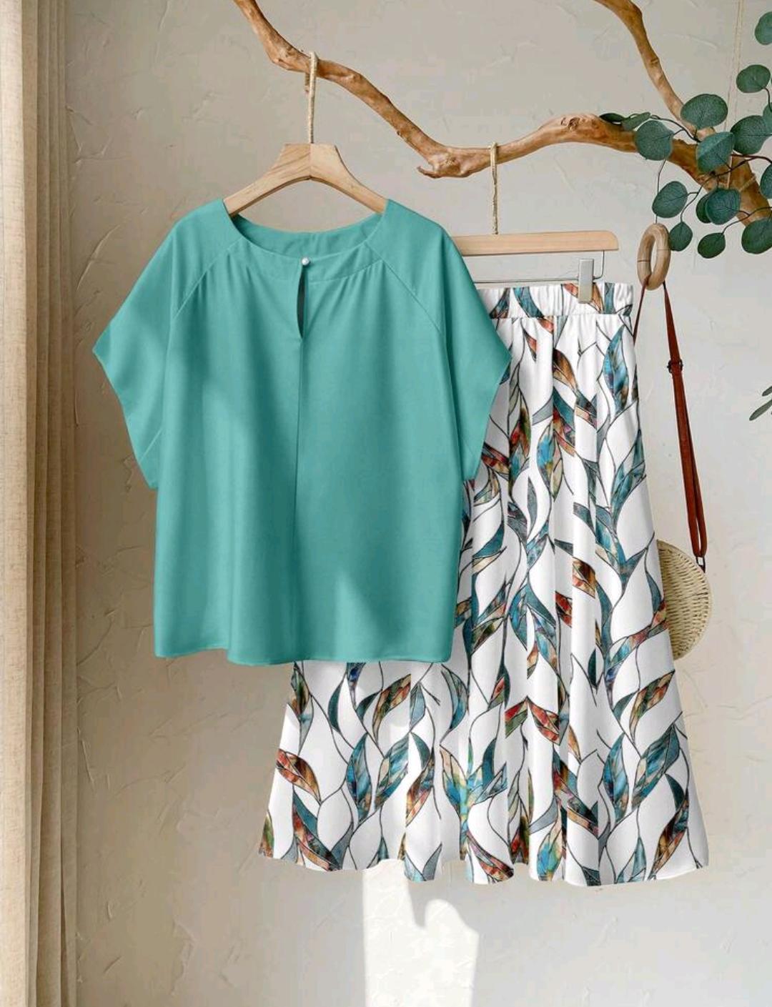 Conjunto de 2 piezas de blusa de manga raglán de unicolor y minifalda con estampado total, adecuado para vacaciones, talla grande para mujer.